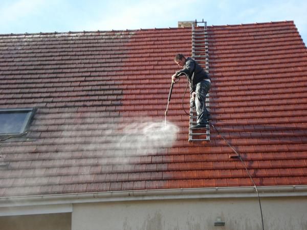 Nettoyage et démoussage de votre toiture avec notre hydrofuge DALEP 2100 à  Cagnes-sur-Mer 06800 - AARON Toitures - AARON TOITURES
